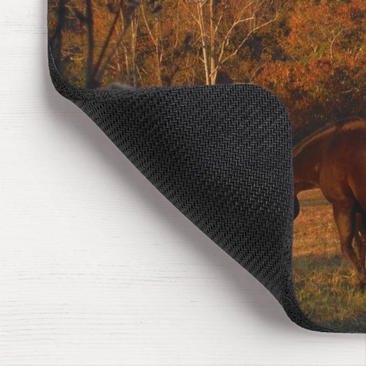 Rotes braunes Pferd, Herbstwald. Mousepad (Ecke)