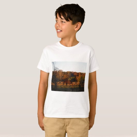 Rotes braunes Pferd, Herbstwald. T-Shirt (Vorne ganz)