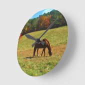 Rotes Brown im Herbst Runde Wanduhr (Winkel)