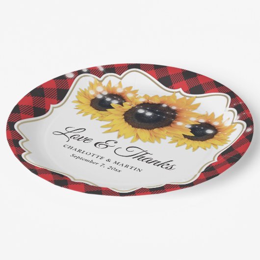 Rotes Buffalo Karierte Sonnenblumenhochzeit Pappteller (Schrägansicht)