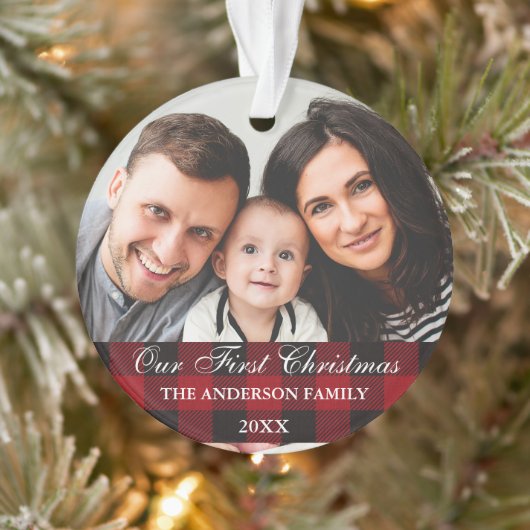 Rotes Büffel-Karo-Familie Unser erstes Weihnachten Ornament (Baum)