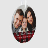 Rotes Büffel-Karo-Familie Unser erstes Weihnachten Ornament (Vorderseite)