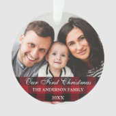 Rotes Büffel-Karo-Familie Unser erstes Weihnachten Ornament (Vorderseite)