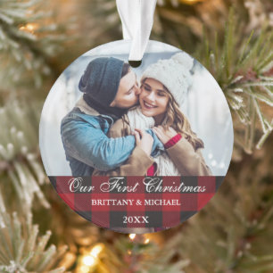Rotes Büffel-Karo-Paar Unser erstes Weihnachten Ornament