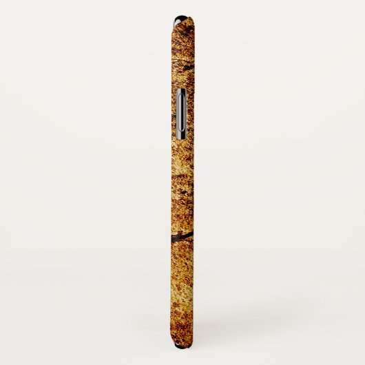 Rotes defektes Herz auf einer Goldwand Case-Mate iPhone Hülle (Hinten/Rechts)