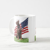 Rotes Dobermann und Flagge Kaffeetasse (Vorderseite Links)