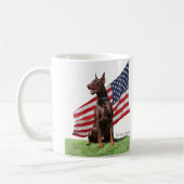Rotes Dobermann und Flagge Kaffeetasse (Links)