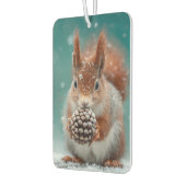 Rotes Eichhörnchen im Schnee mit Pinecone Autolufterfrischer (Links)
