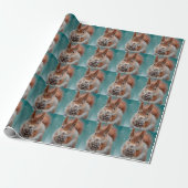 Rotes Eichhörnchen im Schnee mit Pinecone Geschenkpapier (Ungerollt)
