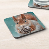 Rotes Eichhörnchen im Schnee mit Pinecone Getränkeuntersetzer (Linke Seite)