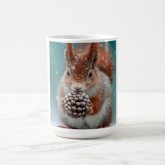 Rotes Eichhörnchen im Schnee mit Pinecone Kaffeetasse (Mittel)
