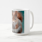 Rotes Eichhörnchen im Schnee mit Pinecone Kaffeetasse (VorderseiteRechts)