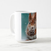 Rotes Eichhörnchen im Schnee mit Pinecone Kaffeetasse (Vorderseite Links)
