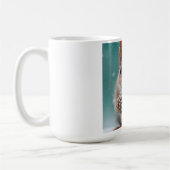 Rotes Eichhörnchen im Schnee mit Pinecone Kaffeetasse (Links)