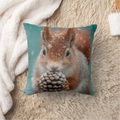 Rotes Eichhörnchen im Schnee mit Pinecone Kissen (Decke)