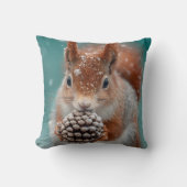Rotes Eichhörnchen im Schnee mit Pinecone Kissen (Vorderseite)
