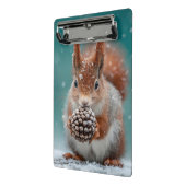 Rotes Eichhörnchen im Schnee mit Pinecone Mini Klemmbrett (Gewinkelt2)