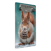 Rotes Eichhörnchen im Schnee mit Pinecone Mini Klemmbrett (Schrägansicht)