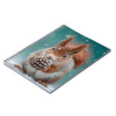 Rotes Eichhörnchen im Schnee mit Pinecone Notizblock (Linke Seite)