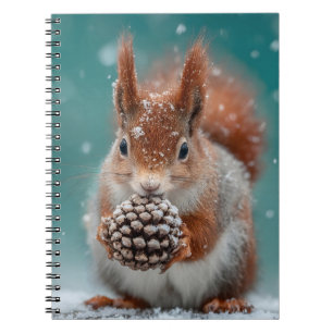 Rotes Eichhörnchen im Schnee mit Pinecone Notizblock