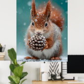 Rotes Eichhörnchen im Schnee mit Pinecone Poster (Heimbüro)