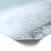 Rotes Eichhörnchen im Schnee mit Pinecone Poster (Ecke)