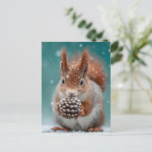Rotes Eichhörnchen im Schnee mit Pinecone Postkarte (Stehend Vorderseite)