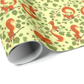 Rotes Eichhörnchen in Haselzweigen. Geschenkpapier (Rolleneckpunkt)