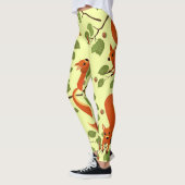 Rotes Eichhörnchen in Haselzweigen. Leggings (Links)