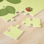 Rotes Eichhörnchen in Haselzweigen. Puzzle (Seite)