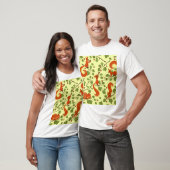 Rotes Eichhörnchen in Haselzweigen. T-Shirt (Unisex)