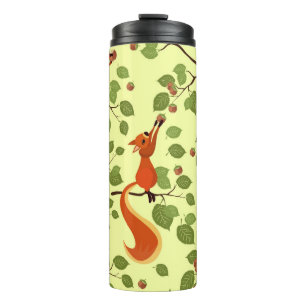 Rotes Eichhörnchen in Haselzweigen. Thermosbecher