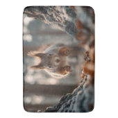 Rotes Eichhörnchen springt im frostigen Wald Badematte (Vorderseite Vertikal)