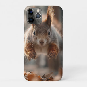 Rotes Eichhörnchen springt im frostigen Wald Case-Mate iPhone Hülle