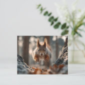 Rotes Eichhörnchen springt im frostigen Wald Postkarte (Stehend Vorderseite)