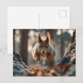 Rotes Eichhörnchen springt im frostigen Wald Postkarte (Vorne/Hinten)