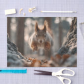 Rotes Eichhörnchen springt im frostigen Wald Seidenpapier (Handwerk)