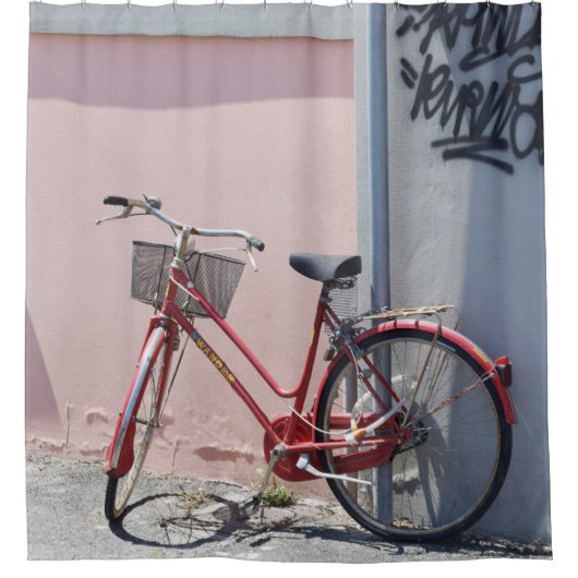 ROTES FAHRRAD AUF DER STRASSE DUSCHVORHANG (Vorderseite)