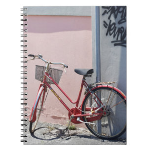 ROTES FAHRRAD AUF DER STRASSE NOTIZBLOCK