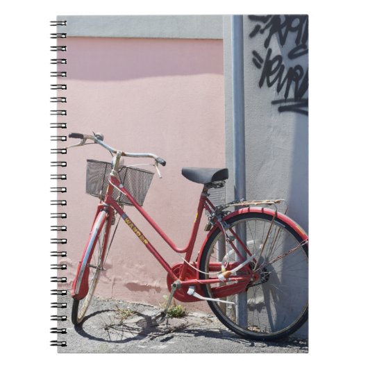 ROTES FAHRRAD AUF DER STRASSE NOTIZBLOCK (Vorderseite)