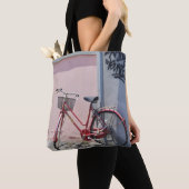 ROTES FAHRRAD AUF DER STRASSE TASCHE (Von Nahem)