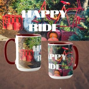 Rotes Fahrrad mit Körben und Kürbis Tasse