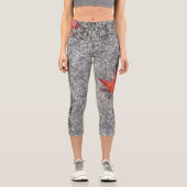 Rotes Fallblatt in Regen auf grauer, strukturierte Capri Leggings (Vorderseite)