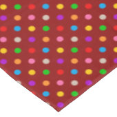 Rotes farbenfrohes Regenbogen-Punkte-Design Tischdecke (Schrägansicht)