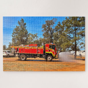 Rotes Feuerwehrauto sprüht Wasser auf die Straße, Puzzle