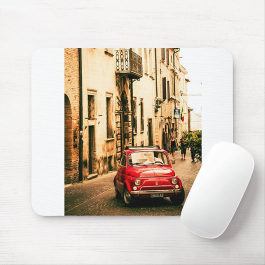 Rotes Fiat 500, Cinquecento, in Umbrien, Italien Mousepad (Mit Mouse)