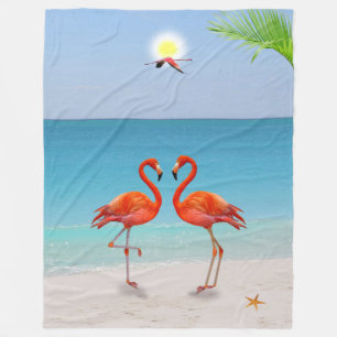 Rotes Flamingo-Paar und Palmblatt am Strand Fleecedecke