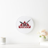 rotes Flammenlogo auf Wanduhr (Zuhause)