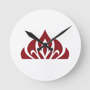 rotes Flammenlogo auf Wanduhr