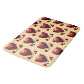 Rotes florales Herzdesign mit blühenden Blumen Badematte (Schrägansicht)